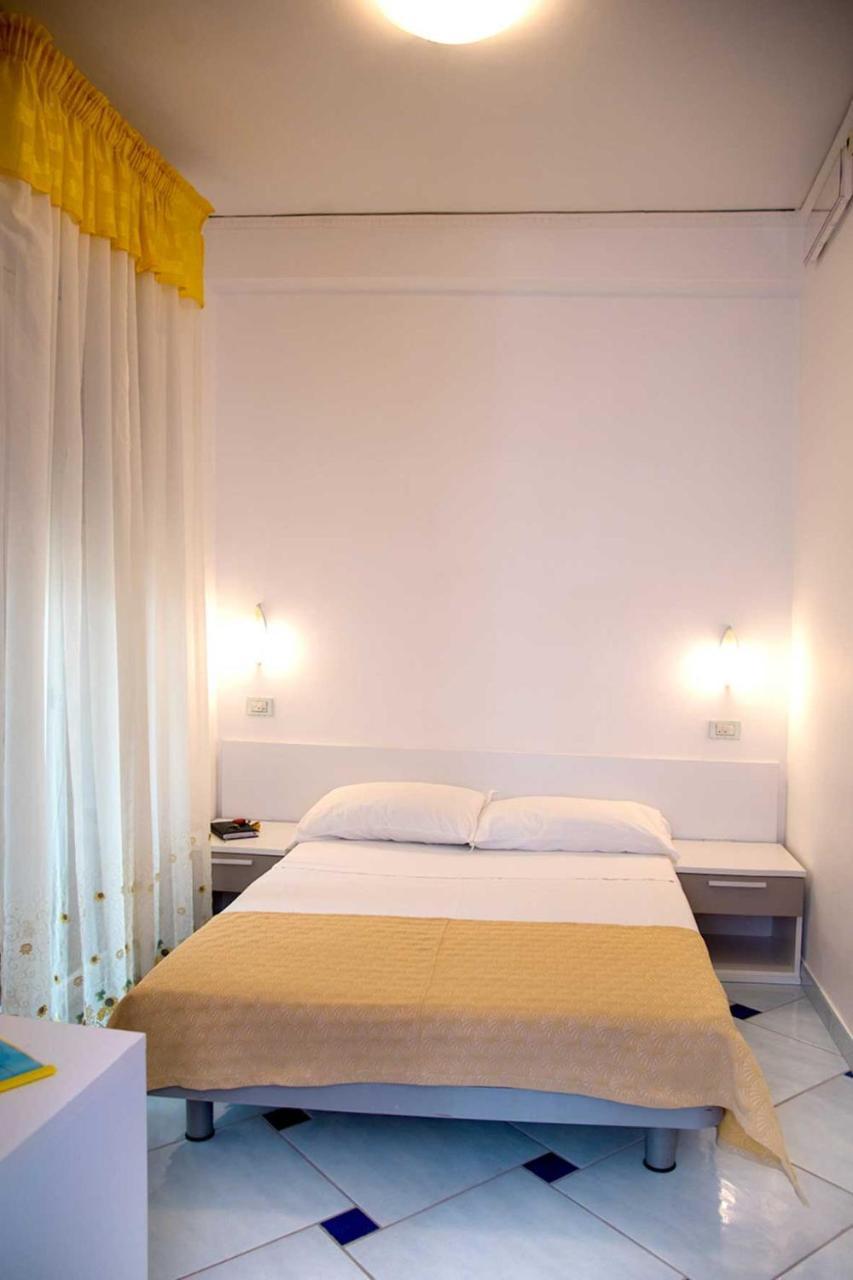 Hotel De Rosa Майори Екстериор снимка